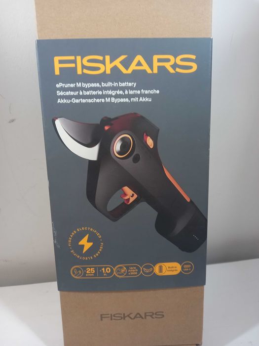 sekator elektryczny z wbudowanym akumulatorem fiskars