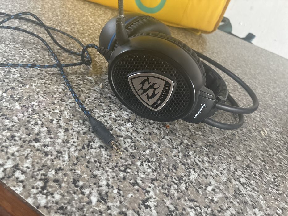 Fone gamer skiller em perfeitas condiçoes , com marcas de uso