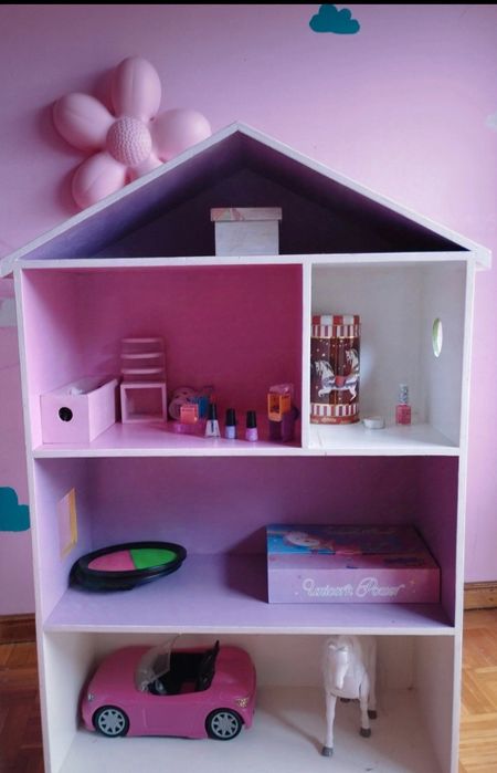 Casa de bonecas em madeira