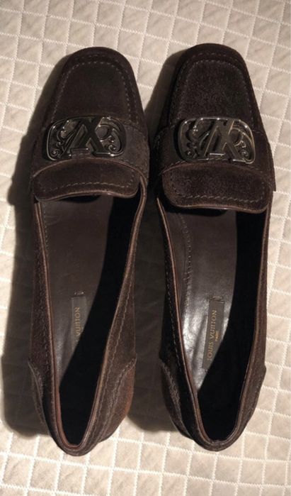 LOUIS VUITTON kitten-heel Sabrinas em camurça cor chocolate