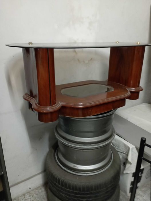 Mesa de centro , com tampo em vidro