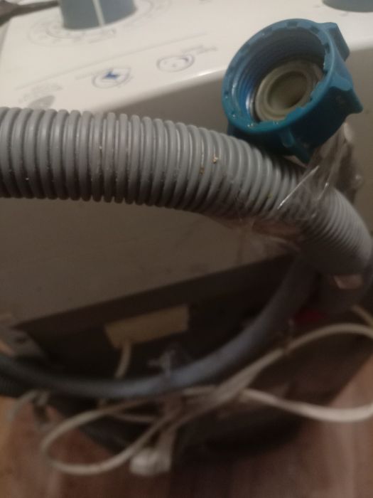 Продам Аристон  стиральную машину  б/у матор целый под ремонт