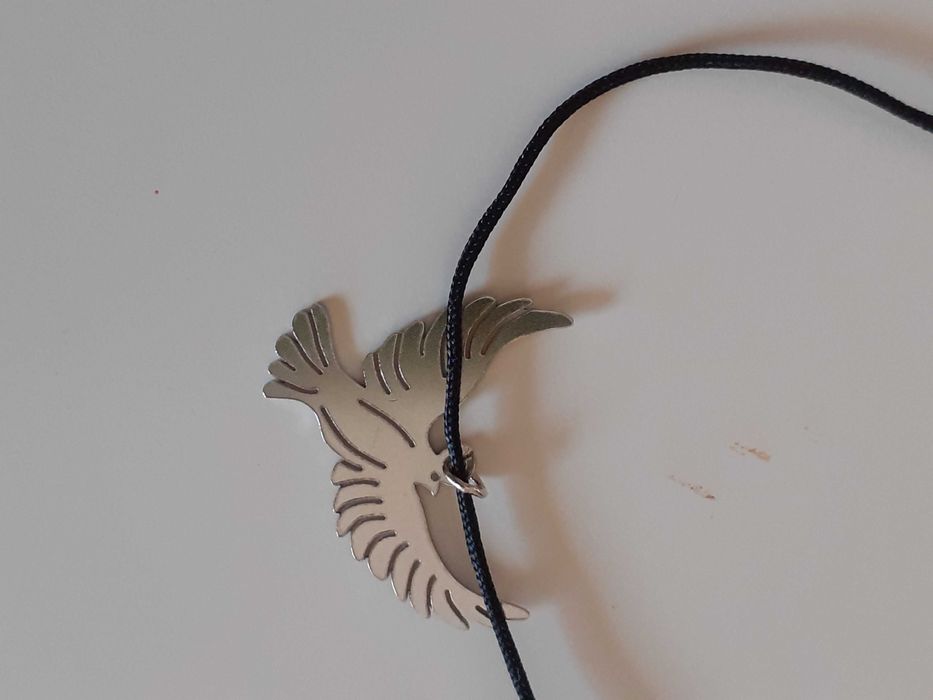 Colar fio preto medalha de pomba