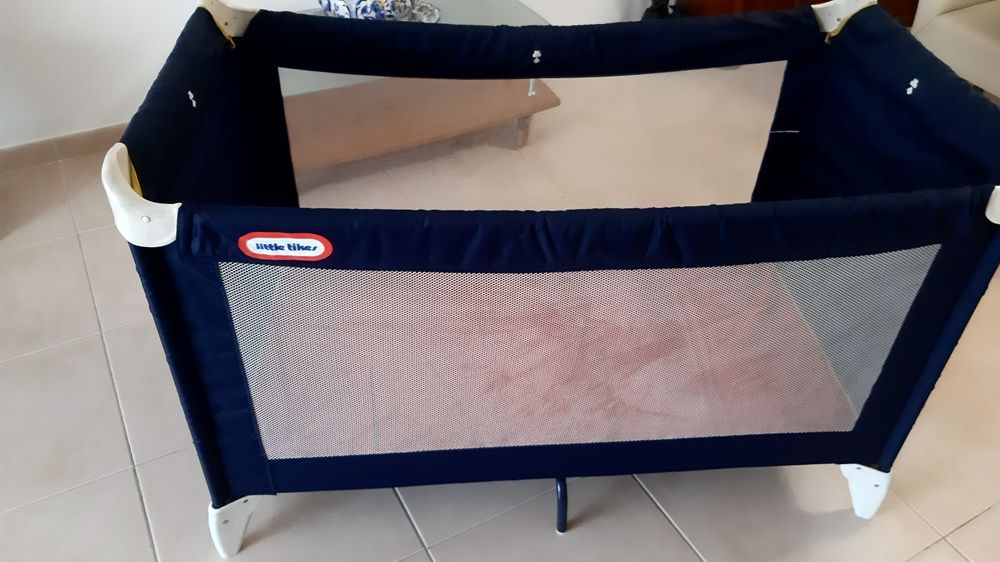 Cama de viagem de criança. Em muito bom estado.  Entrego zona de Lisboa