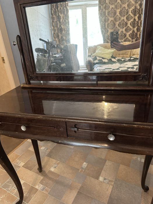 Продам туалетный дамский столик с зеркалом Румыния 1960 года