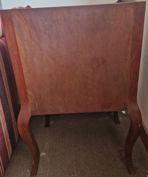 Mesa de Cabeceira Antiga / Vintage em Madeira (Estilo Clássico)