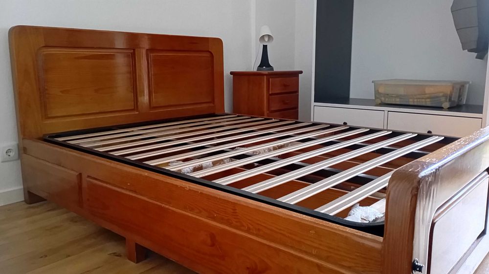 Cama de casal em madeira maciça