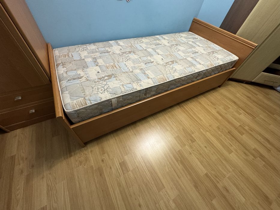 Кровать с матрасом