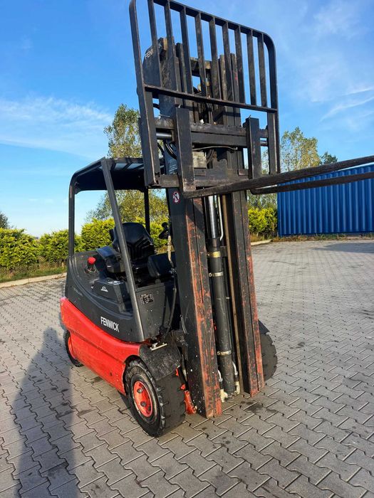 wózek widłowy elektryczny LINDE E25/02 Triplex 5.90m 2009 rok przebieg 4100mtg UDT aktualny przegląd