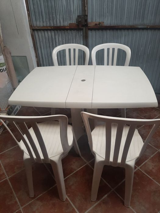 Vendo mesa e 4 cadeiras