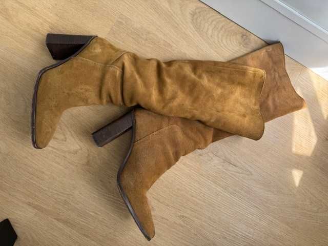 Botas caramelo de camurça de cano alto da Mango