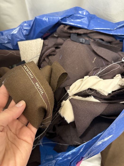 Ścinki krawieckie z naturalnych materialow welna, wiskoza