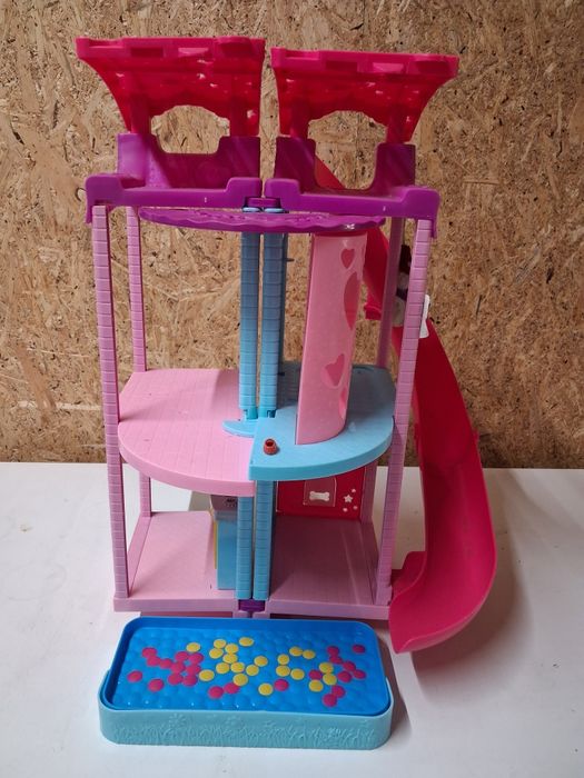 Casa Barbie -  Casa Da Chelsea com piscina
Em bom estado 
Com caixa or