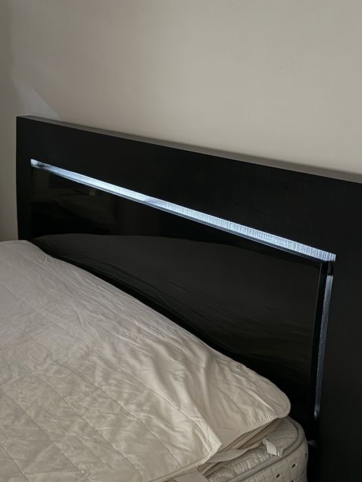 Mobilia de quarto em madeira macica cor preta