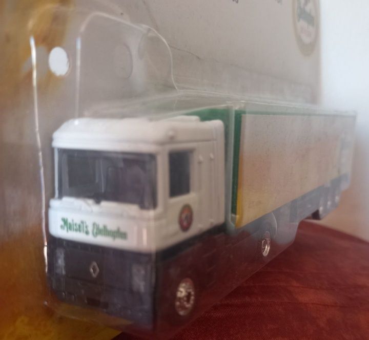 Camião renault 1:64