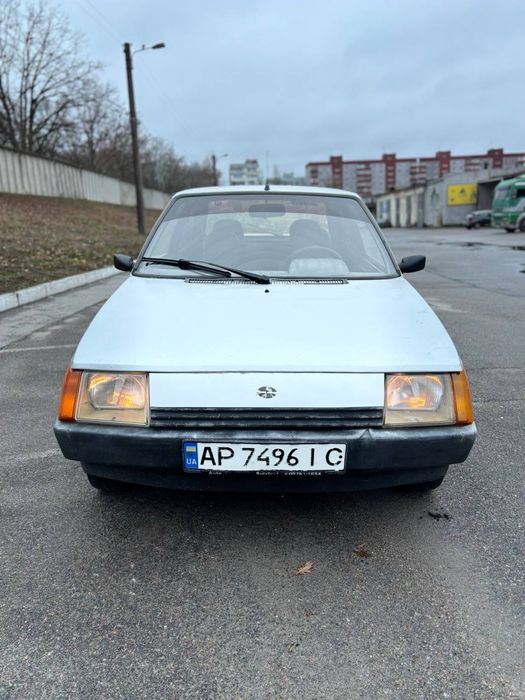 Продам ЗАЗ 2003 года, инжектор.
Машина на ходу, двигатель работает ровно. По кузову  без критичных проблем. ( дно стаканы целые ) фаркоп. В салоне чисто, электрика работает. 
По ходовке проблем нет 
Сел поехал 
Номер хозяйки есть переоформить можно