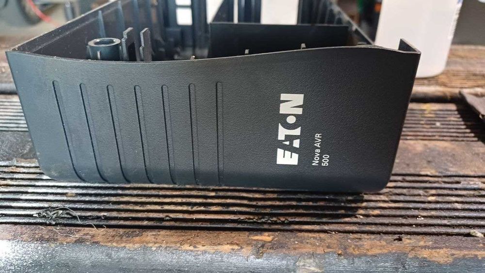 UPS Eaton Nova AVR 500 (SEM Batteria)
