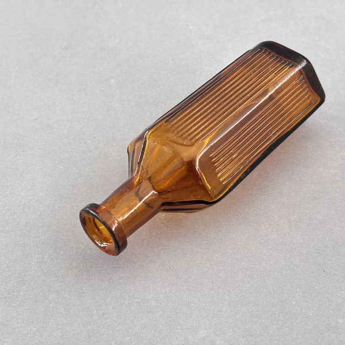 piękna mała miodowa buteleczka butelka po lakach apteczna