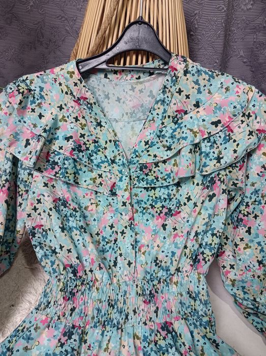 Sukienka w kwiaty z falbanami delikatna