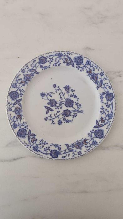 Conjunto de Prato e Bule em porcelana, em tons florais de azul