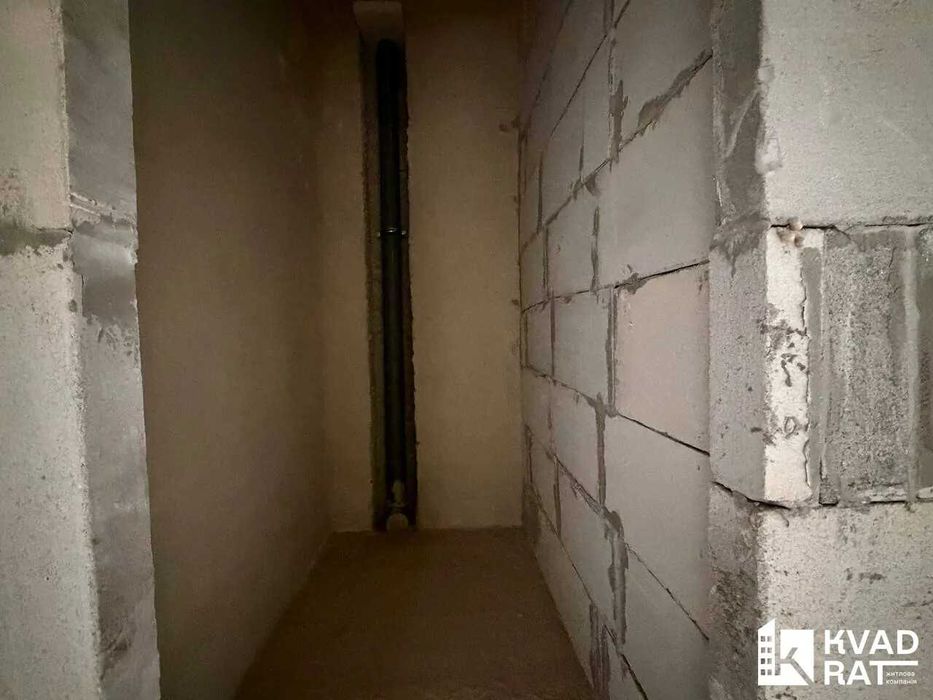 Здана та готова до ремонту 2-кім квартира ! 67 м2 + кладовка у подарунок