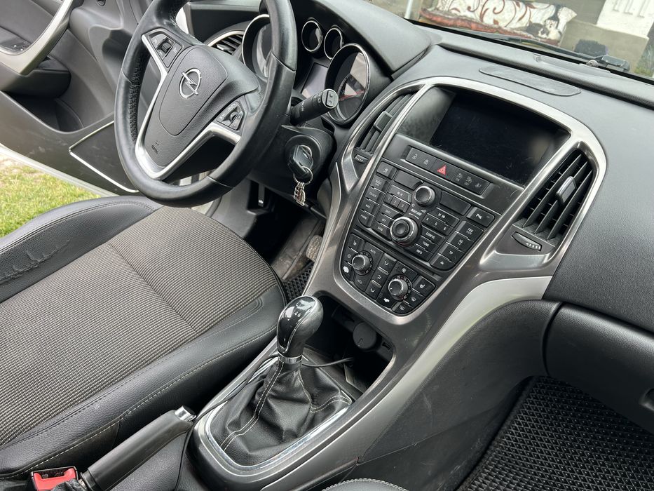 Opel Astra J 2011