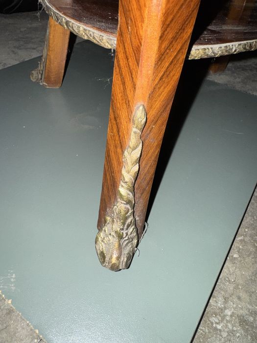 Mesa auxiliar com gavetas