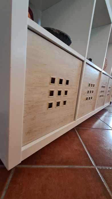 Movel kallax com 4 gavetas cubos apontamentos dourados