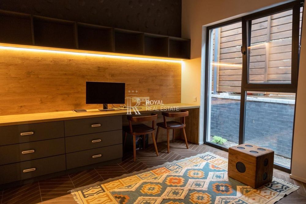 Продаж ділянки з 2 будинками КМ Riviera Village с. Лебедівка Паркінг