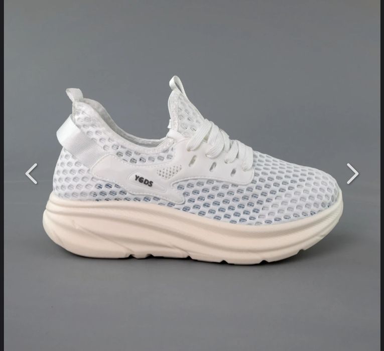 Білі літні кросівки