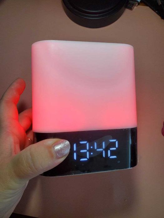 Нічник-світильник Портативна Bluetooth-колонка біла,  світильник rgb, годинник, будильник