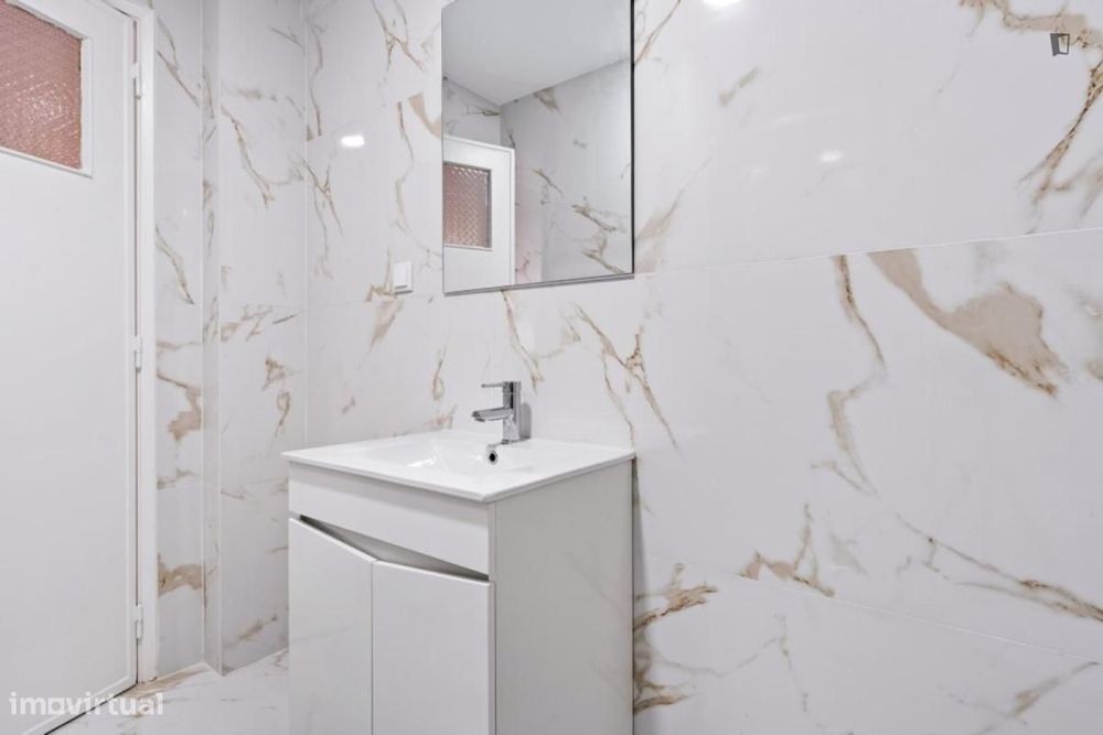 Quarto - localizado em Amadora Lisbon