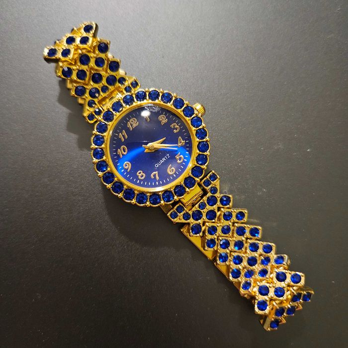 Жіночий кварц годинник золотистий зі вставками темно-синім цирконом