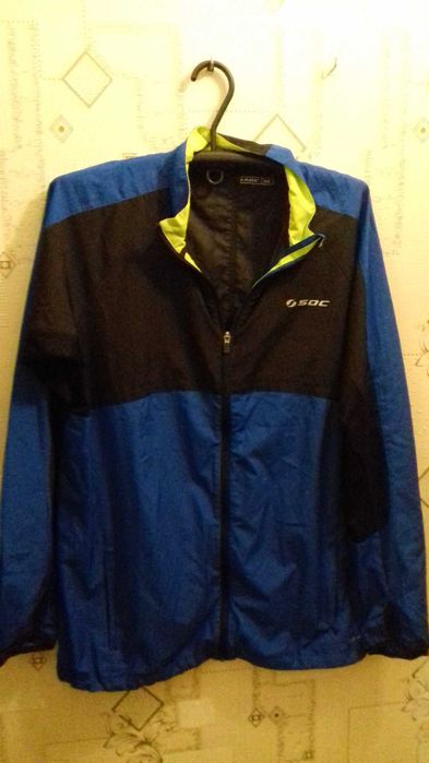 Оригінальна чоловіча спортивна курточка вітровка