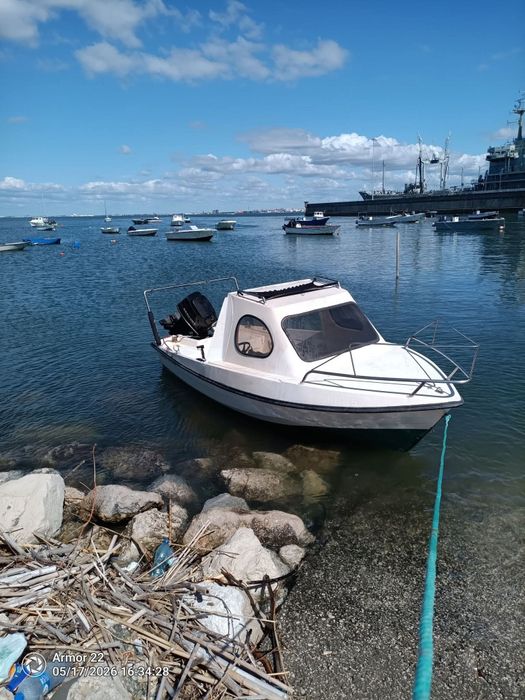 Barco muito estimado com casco duplo