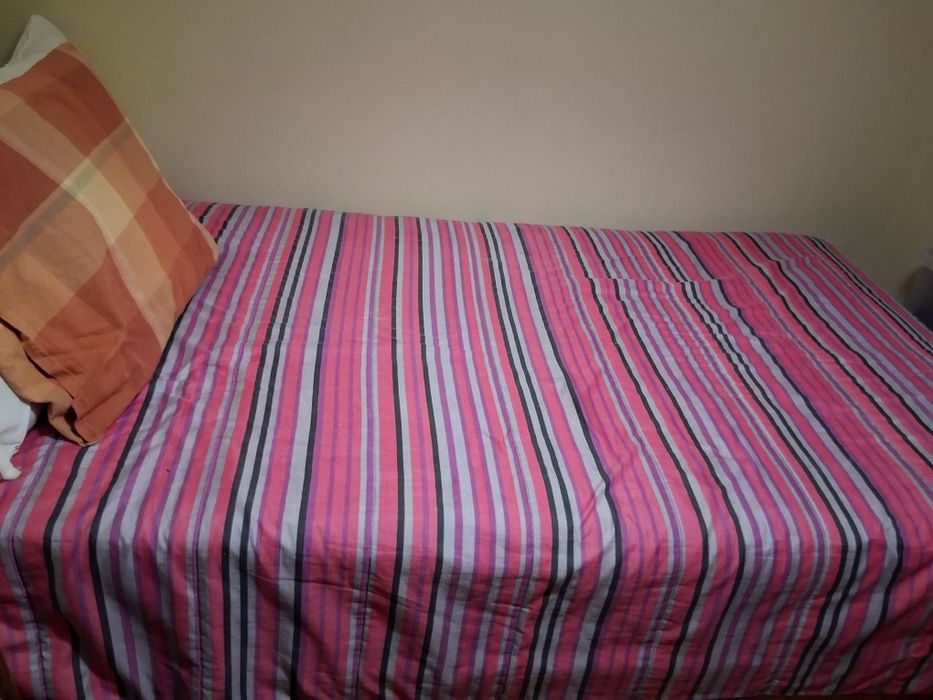 Cama em madeira e mesinha de cabeceira