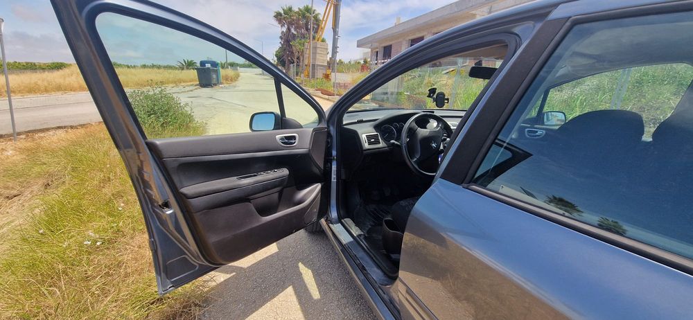 Peugeot 307 110cv 

270.000km

5 Lugares (tem ISOFIX)

Pneus com pouco uso

OFERTA  - Barras de Tejadilho