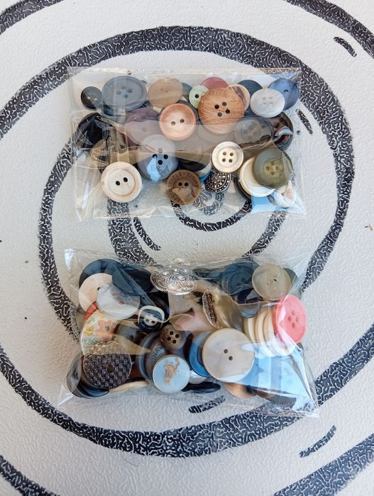 Lote de 2 sacos de botões para roupas artesanato