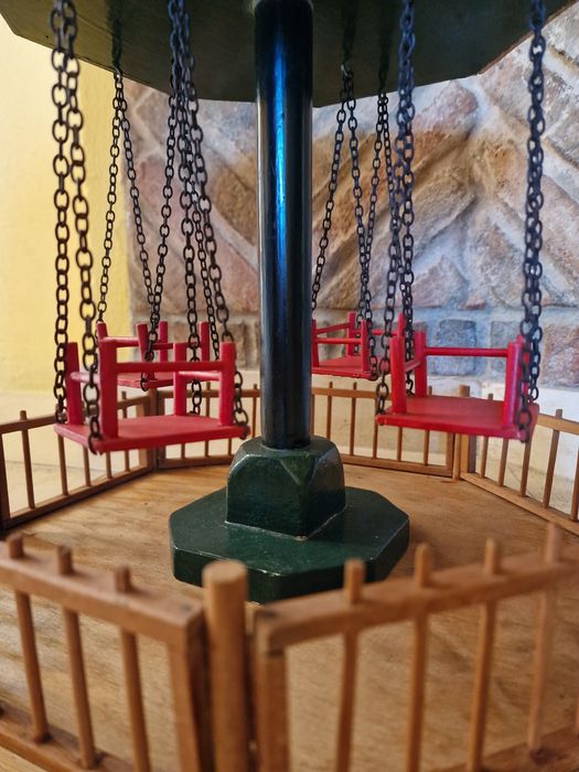 Brinquedo antigo carrossel baloiço com 4 cadeiras