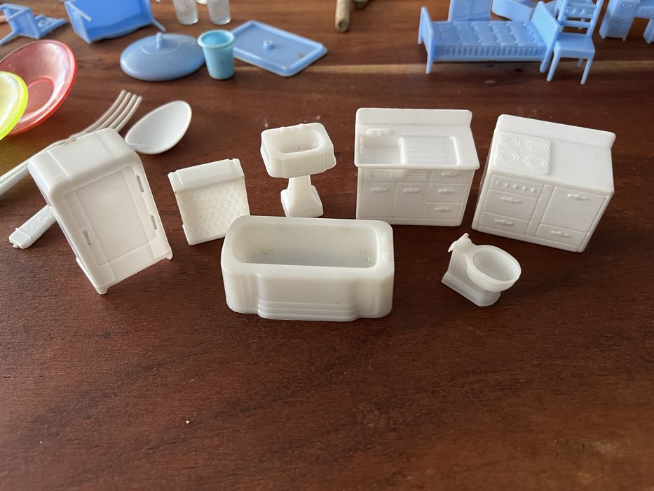 Brinquedos - moveis e loiças de plastico