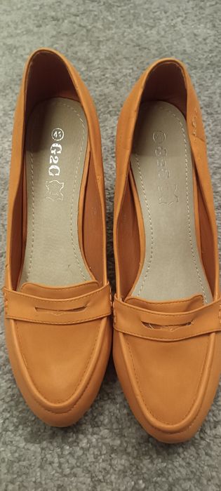 Buty pomarańczowe na obcasie