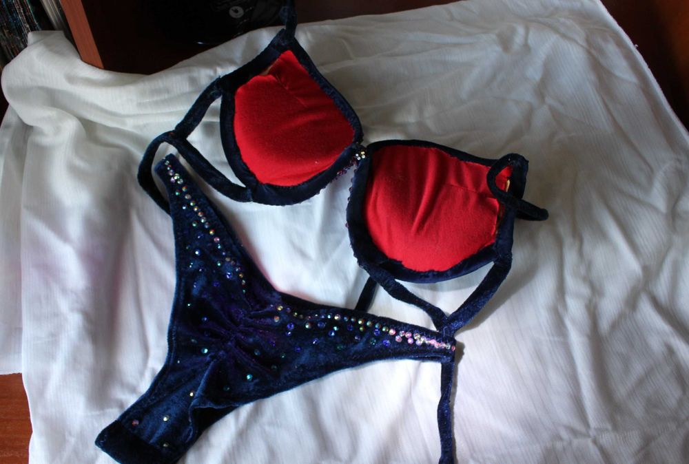 Синій оксамитовий купальник фітнес бікіні. Фитнес бикини, сцена.