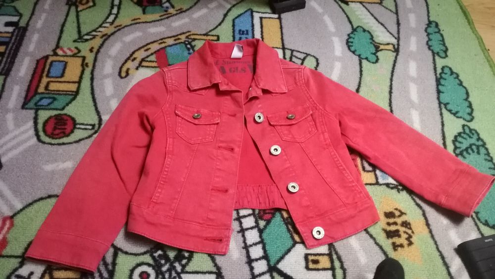 Varias roupas de menina