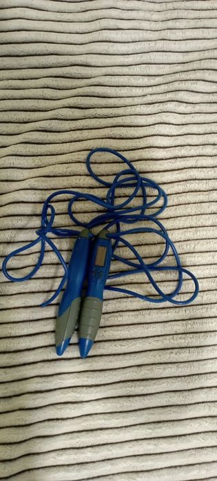 Продам скакалку електронну на батарейку.