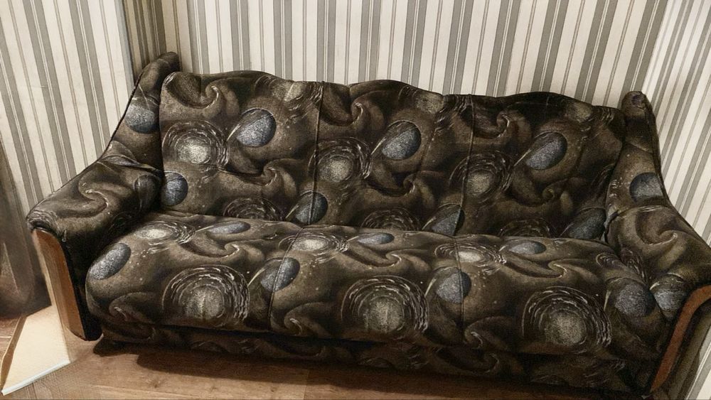 Диван потребує незначного ремонту