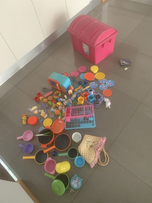 Cozinha de brincar e baú de menina