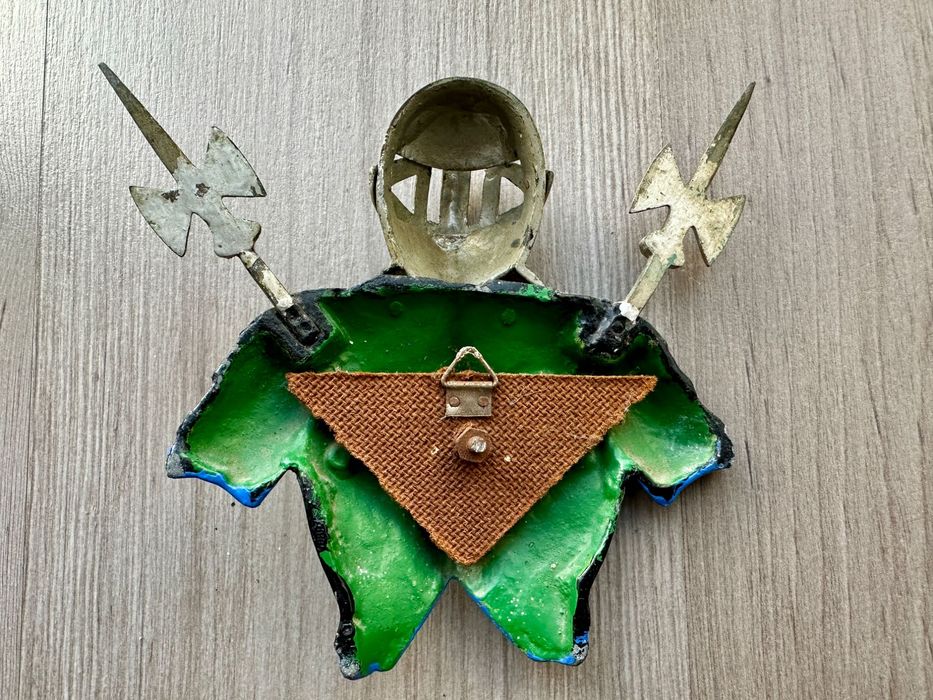 Máscara em ferro pintado