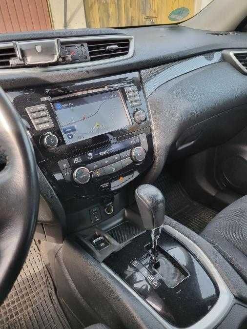 Samochód Nissan 20017