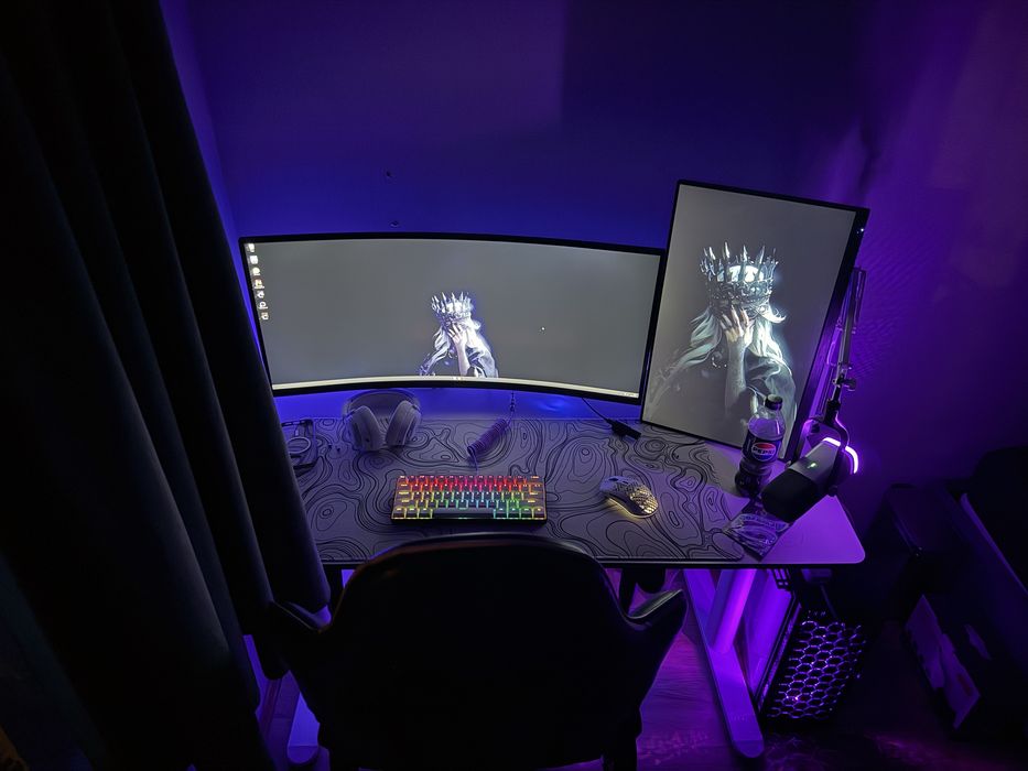 Zestaw gamingowy do grania komputer pc monitory biurko mysz klawiatura mikrofon