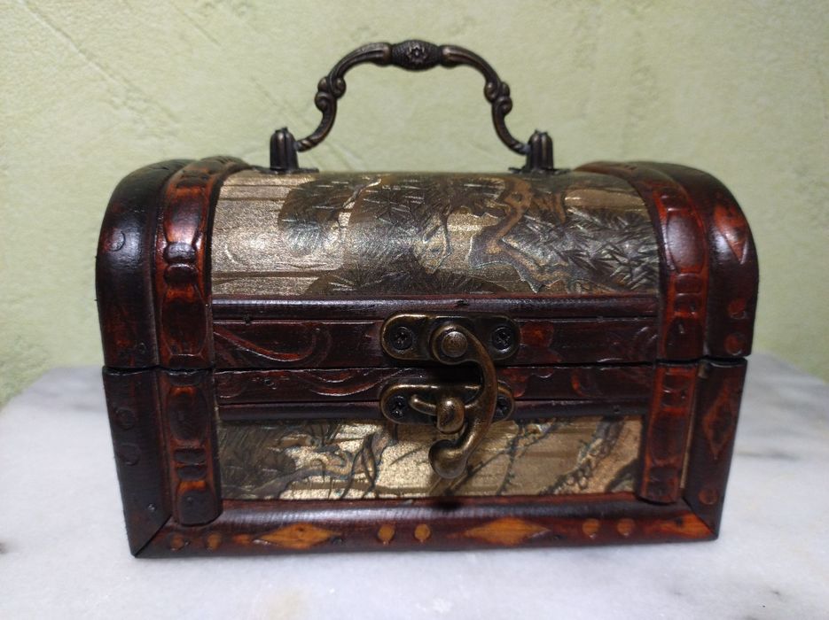 Продам шкатулку сундучок.